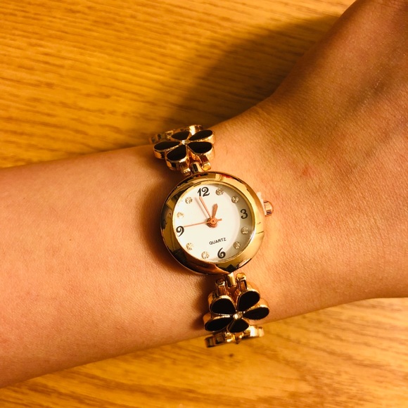 Black floral bracelet watch - Picture 1 of 4